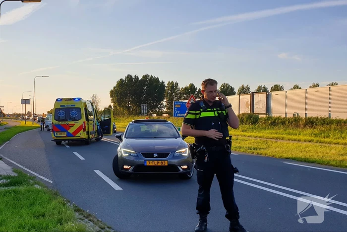 Drie auto's botsen op elkaar door afslaande auto