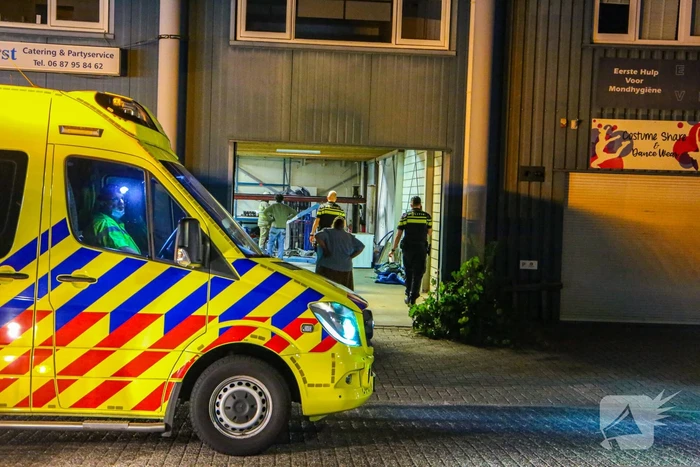 Persoon zwaargewond door incident in garage