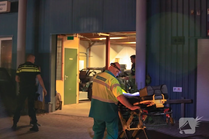 Persoon zwaargewond door incident in garage