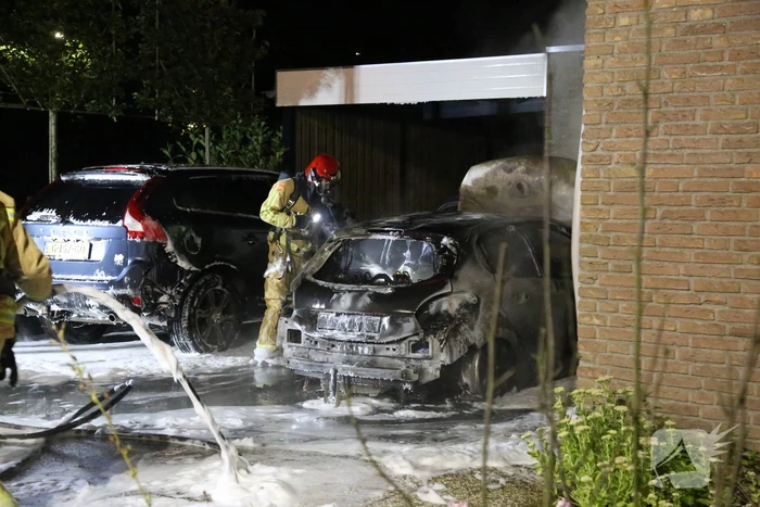 Personenauto volledig uitgebrand