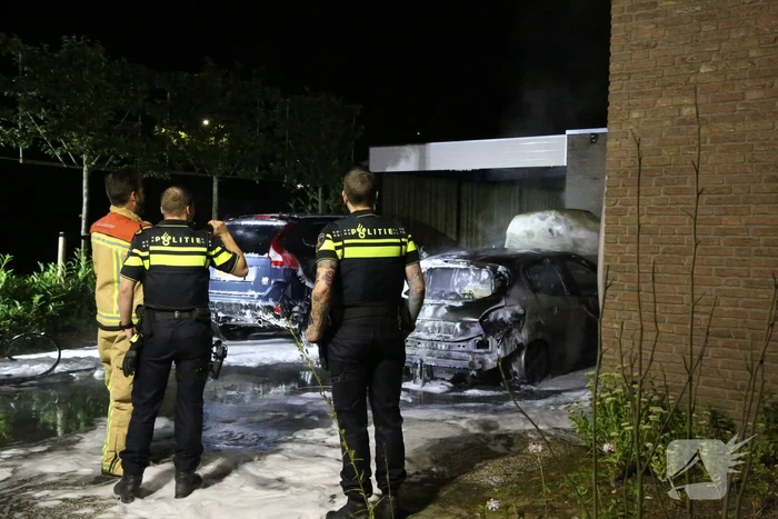 Personenauto volledig uitgebrand