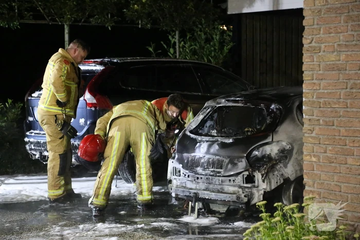 Personenauto volledig uitgebrand
