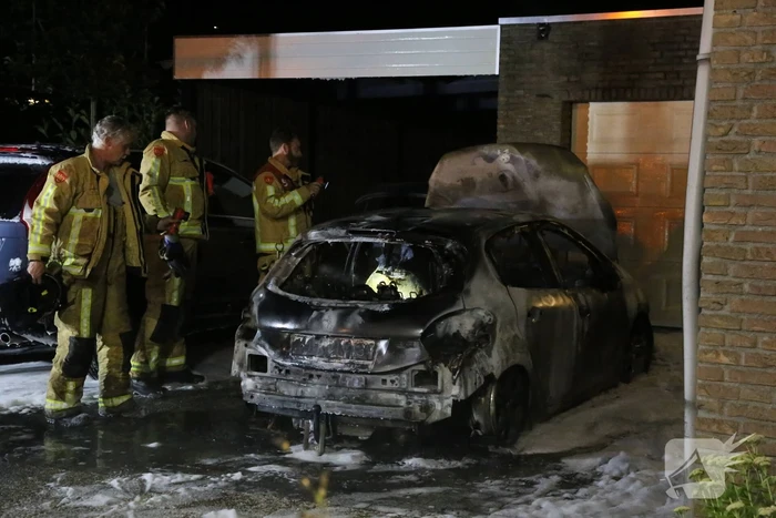 Personenauto volledig uitgebrand