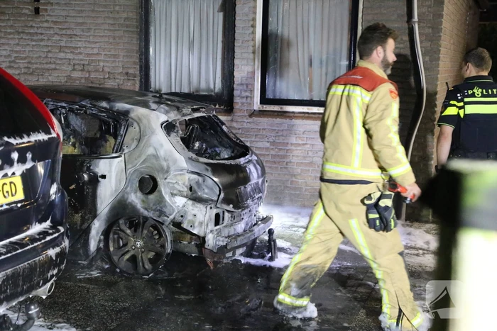Personenauto volledig uitgebrand