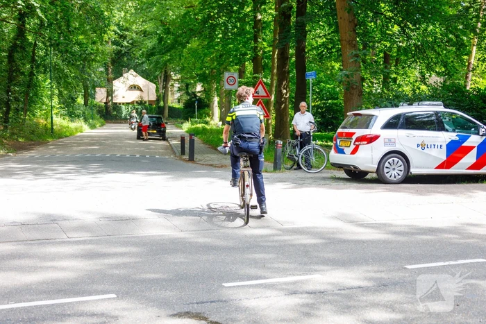 Vrouw slaat met fiets over de kop en raakt zwaargewond
