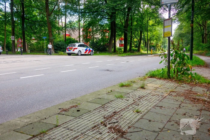 Vrouw slaat met fiets over de kop en raakt zwaargewond