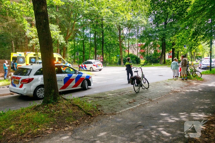 Vrouw slaat met fiets over de kop en raakt zwaargewond