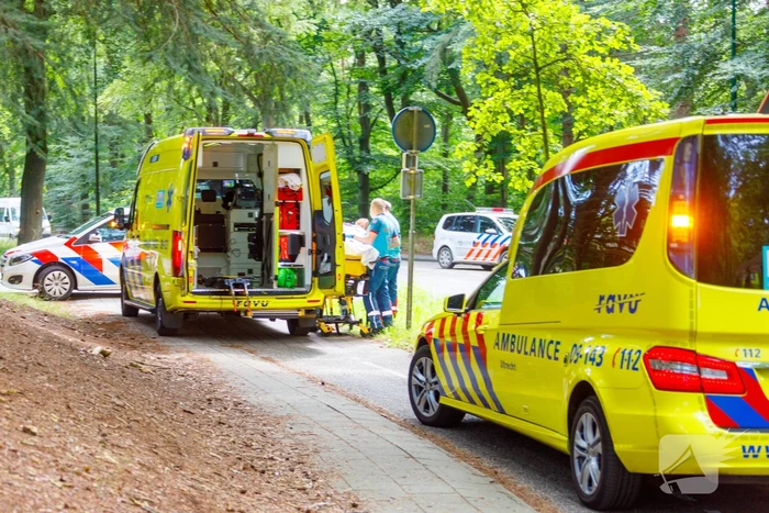Vrouw slaat met fiets over de kop en raakt zwaargewond