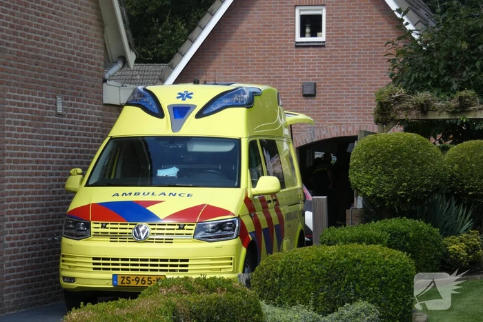 Man valt van ladder in schuur