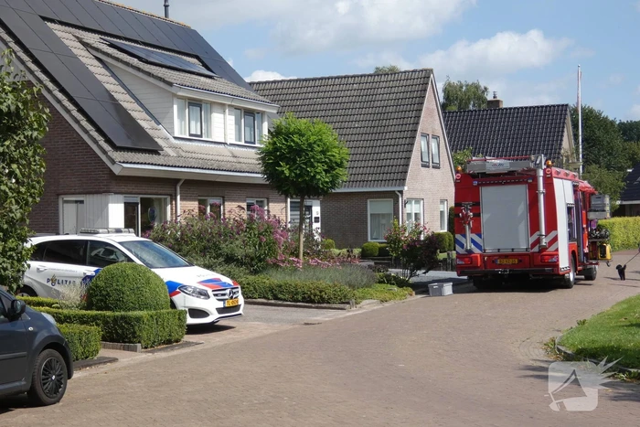 Man valt van ladder in schuur