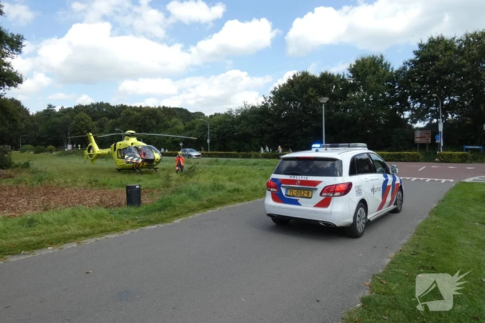Man valt van ladder in schuur
