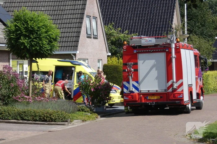 Man valt van ladder in schuur