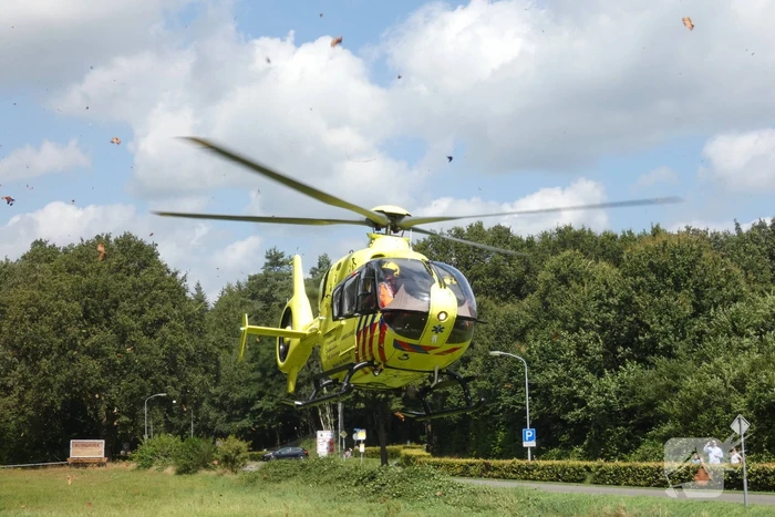 Man valt van ladder in schuur