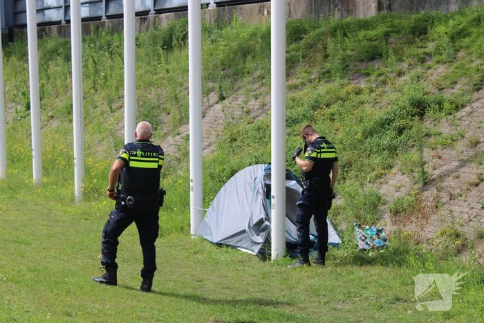 Kampeertent met spullen aangetroffen langs spoor