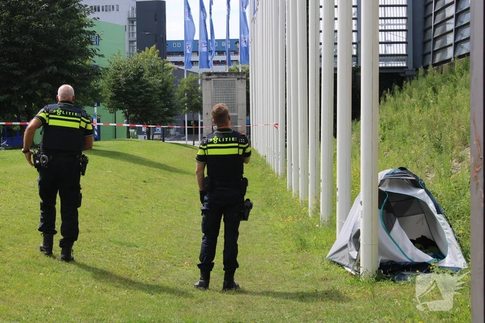 Kampeertent met spullen aangetroffen langs spoor
