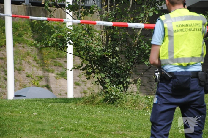 Kampeertent met spullen aangetroffen langs spoor