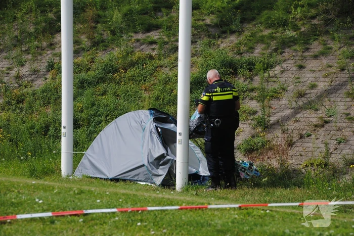 Kampeertent met spullen aangetroffen langs spoor