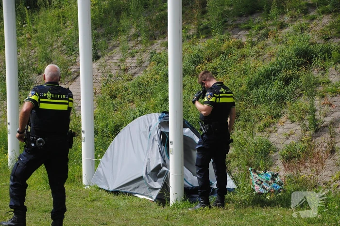 Kampeertent met spullen aangetroffen langs spoor