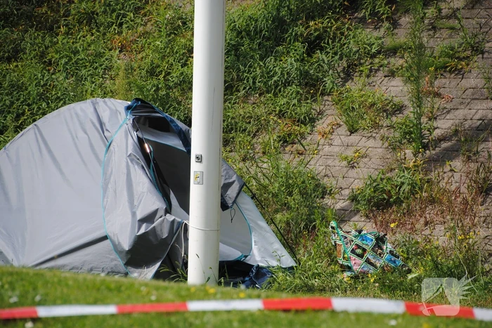 Kampeertent met spullen aangetroffen langs spoor