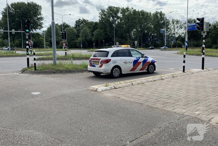 Vrouw gaat onderuit met scootmobiel