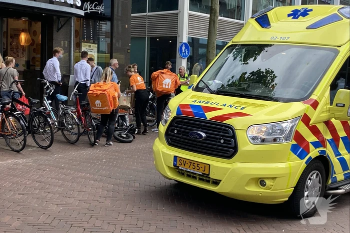 Maaltijdbezorger op fiets botst op scooterrijder