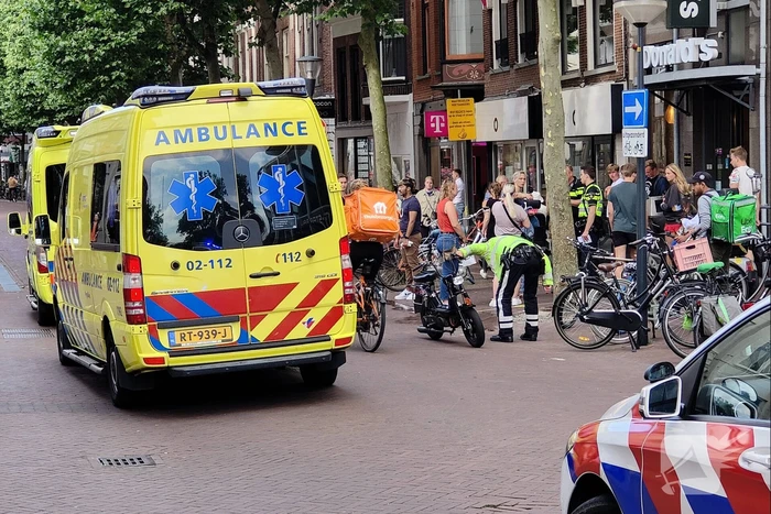 Maaltijdbezorger op fiets botst op scooterrijder