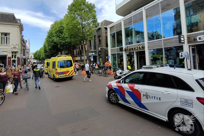 Maaltijdbezorger op fiets botst op scooterrijder