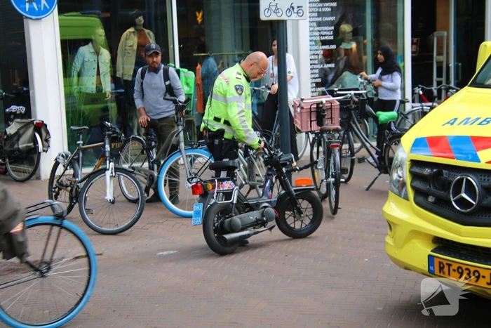 Maaltijdbezorger op fiets botst op scooterrijder