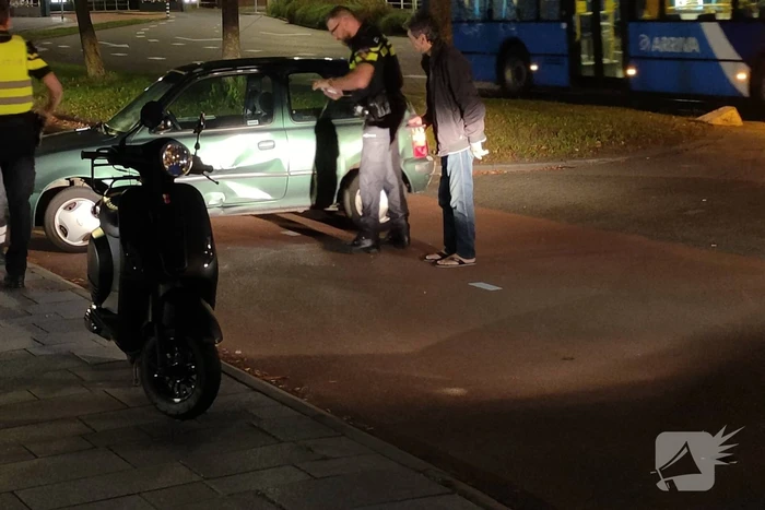 Scooter botst in zijkant van personenauto