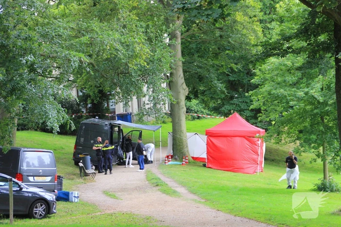 Overleden persoon aangetroffen in park