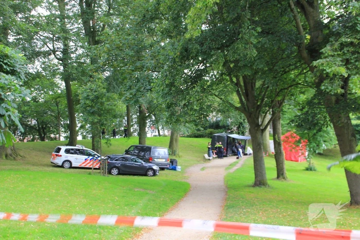 Overleden persoon aangetroffen in park