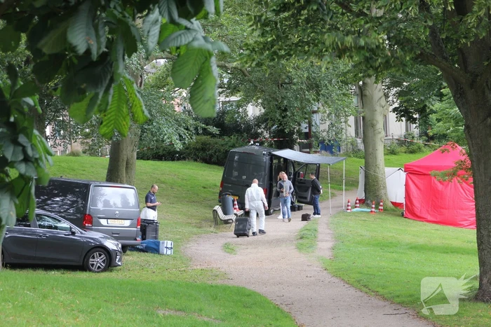 Overleden persoon aangetroffen in park