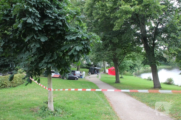 Overleden persoon aangetroffen in park