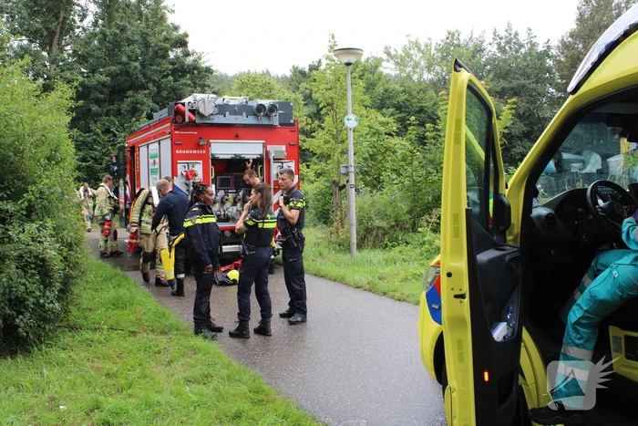 Duikers zoeken in water na vondst kleding langs waterkant