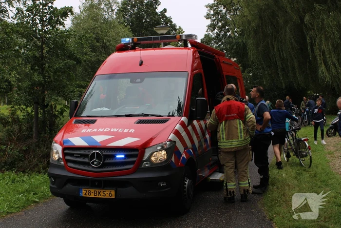 Duikers zoeken in water na vondst kleding langs waterkant