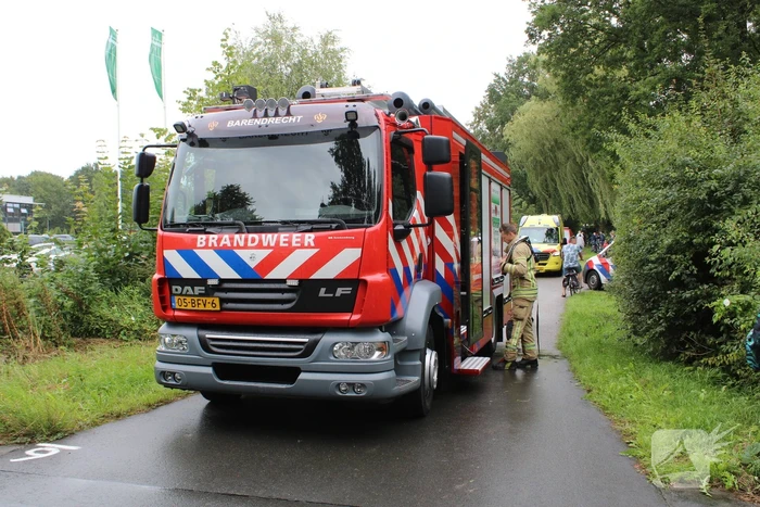 Duikers zoeken in water na vondst kleding langs waterkant