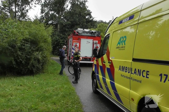Duikers zoeken in water na vondst kleding langs waterkant