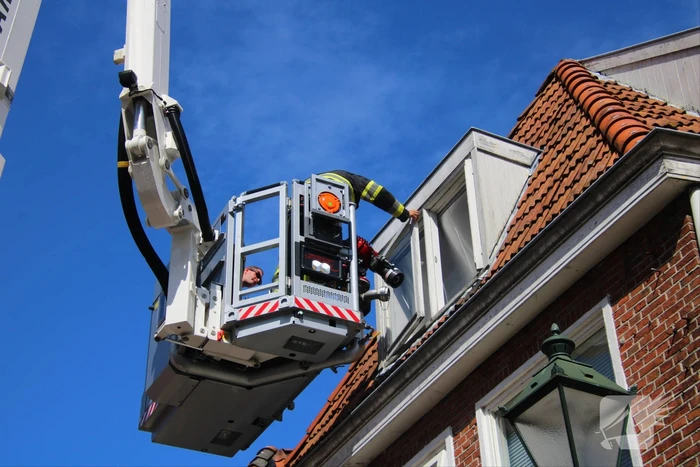 Raamkozijn bovenwoning valt naar beneden