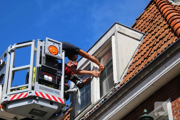 Raamkozijn bovenwoning valt naar beneden