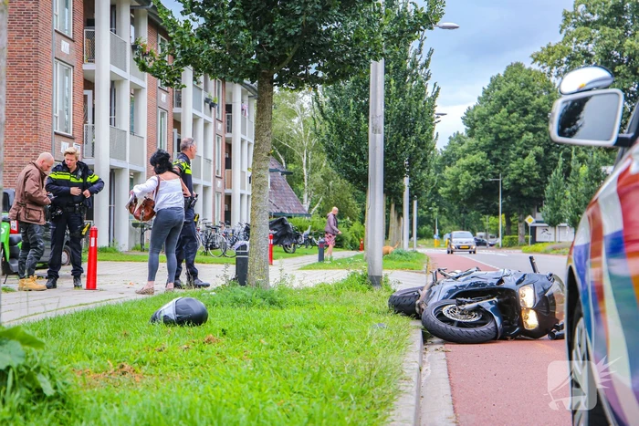 Motorrijder botst op lantaarnpaal bij uitwijkmanoeuvre