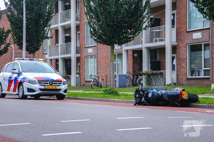 Motorrijder botst op lantaarnpaal bij uitwijkmanoeuvre