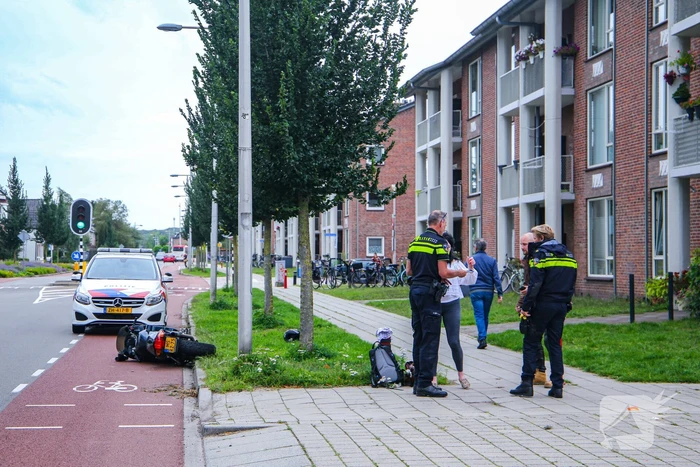Motorrijder botst op lantaarnpaal bij uitwijkmanoeuvre