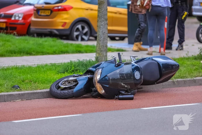 Motorrijder botst op lantaarnpaal bij uitwijkmanoeuvre