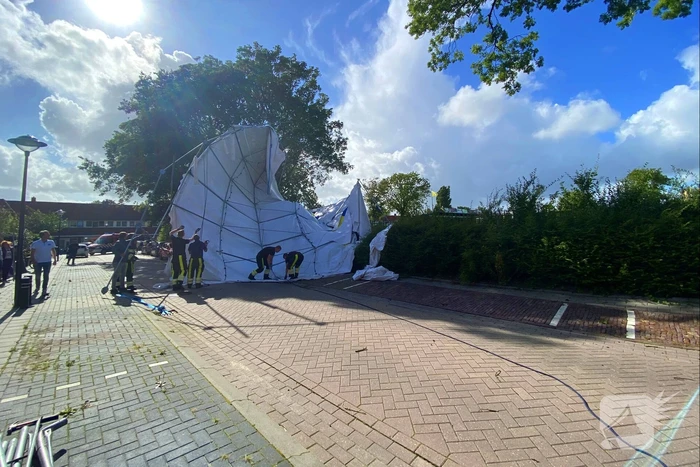 Grote tent waait de weg op