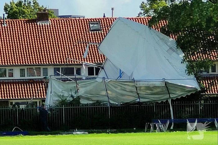 Grote tent waait de weg op