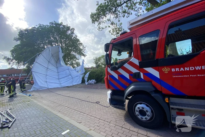 Grote tent waait de weg op