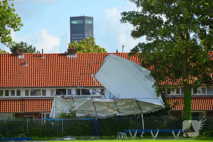 Grote tent waait de weg op