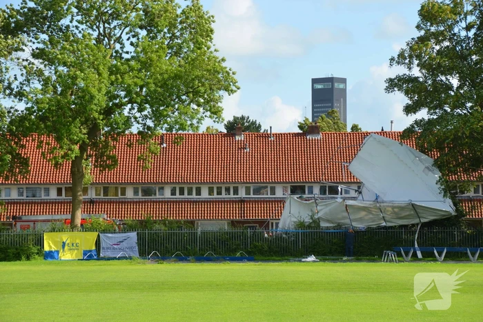 Grote tent waait de weg op