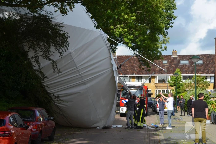 Grote tent waait de weg op