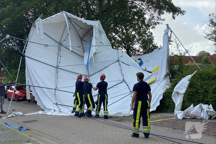 Grote tent waait de weg op
